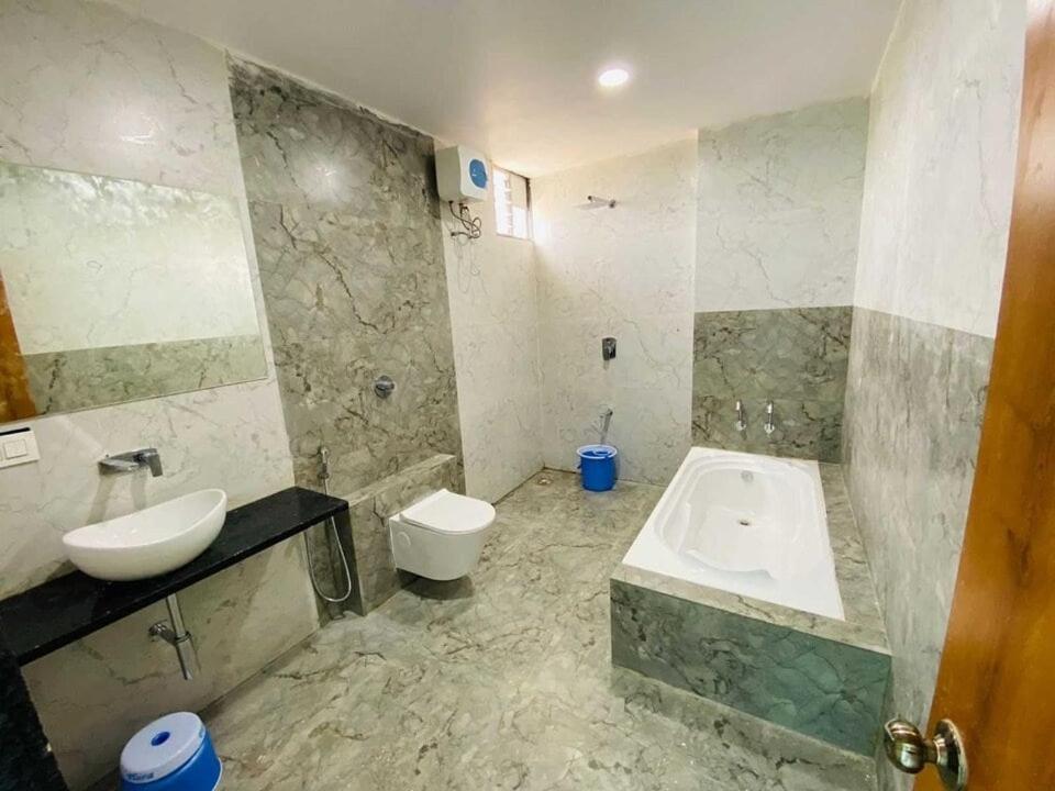 Super Townhouse Ambaji Formerly Hotel Kardhar Inn Exterior photo