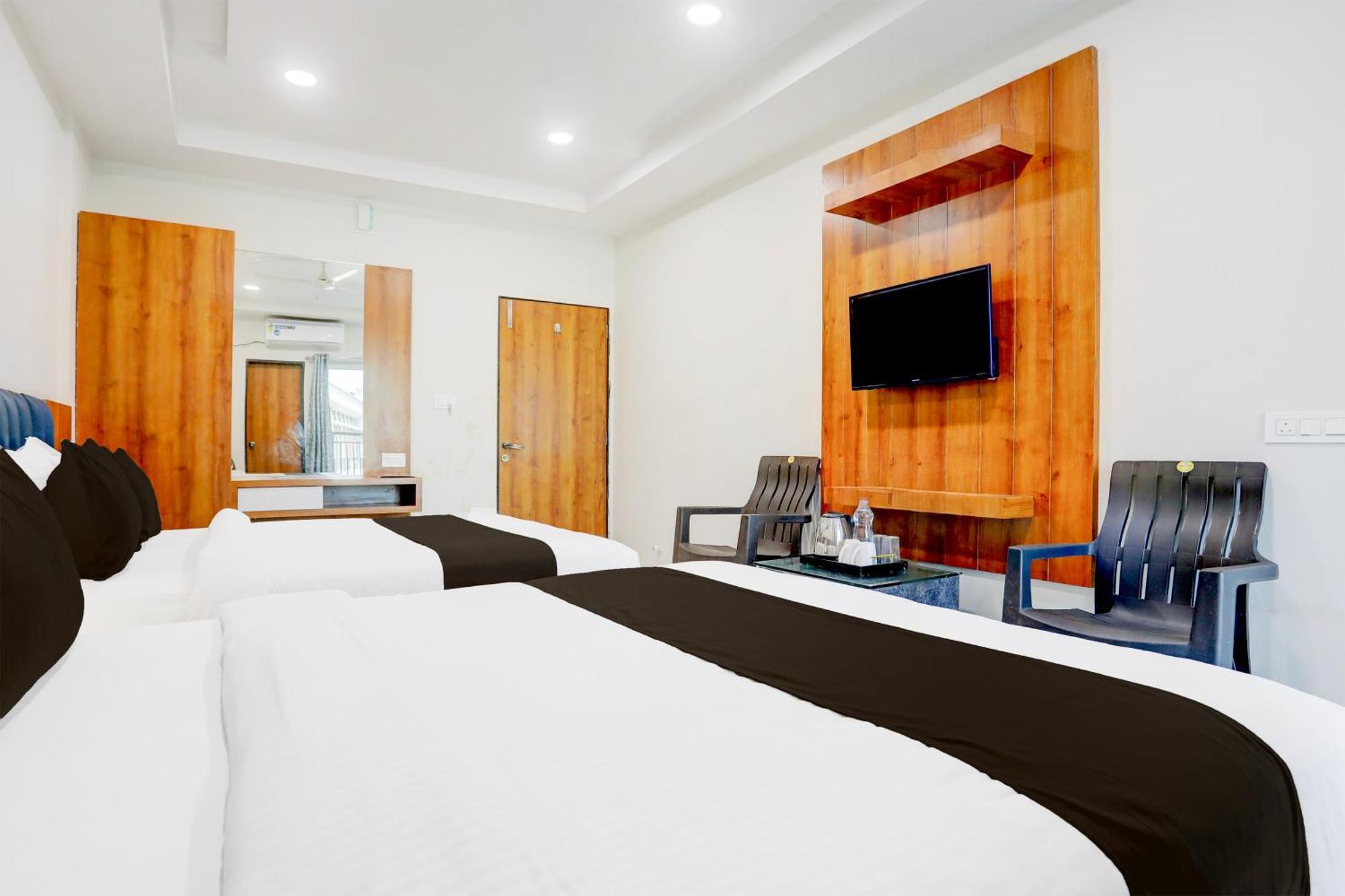 Super Townhouse Ambaji Formerly Hotel Kardhar Inn Exterior photo